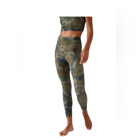 Athleta Breathable, UPF Rated, Quick Dry Camo Print 7/8” Leggings, Size Medium - Picture 1 of 9